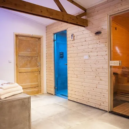 Hut 16 Bed, & Prive Wellness