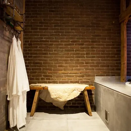 Hut 16 Bed, & Prive Wellness