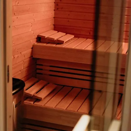 Hut 16 Bed, & Prive Wellness *